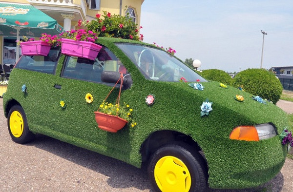 Atrakcija u Bijeljini: Neobičan automobil privlači pažnju prolaznika