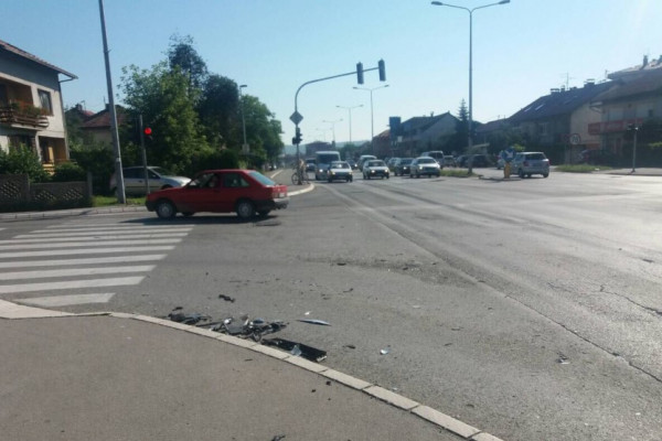 Ostatke plastike i stakla poslije udesa niko ne čisti