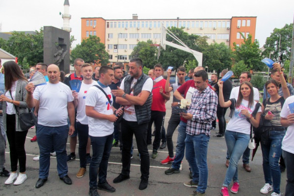 Mladi SDS u akciji "Povratna karta, a ne pasoš"