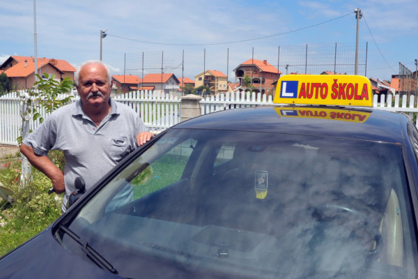 Krsto Šušić najstariji je instruktor vožnje i u 72. godini uči Bijeljince da voze