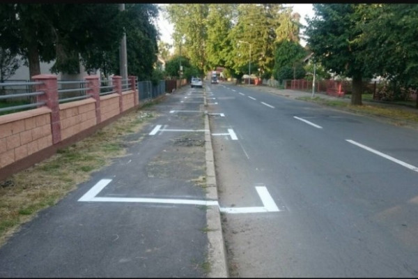 Samo kod nas: Na trotoaru - parking!