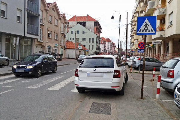 Stanari i dalje u problemu zbog nepropisno parkiranih vozila, rješenja očigledno nema