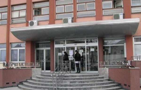 Vlada sudije i tužioce u Brčkom šminka, siječe im nokte, pere i farba kosu…