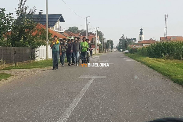 Velika grupa migranata primijećena u Batkoviću, mještani uznemireni /FOTO/