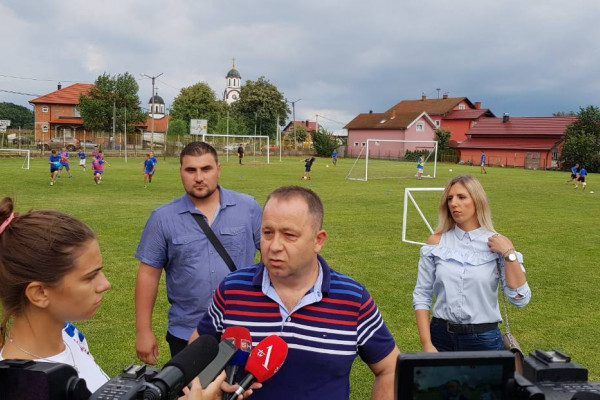 Velika Obarska: Maksimović poklonio fudbalske lopte FK „Mladost“