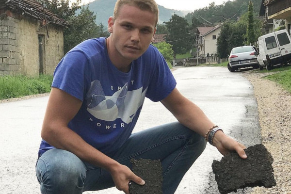 Stanivuković ponovo kidao asfalt rukama