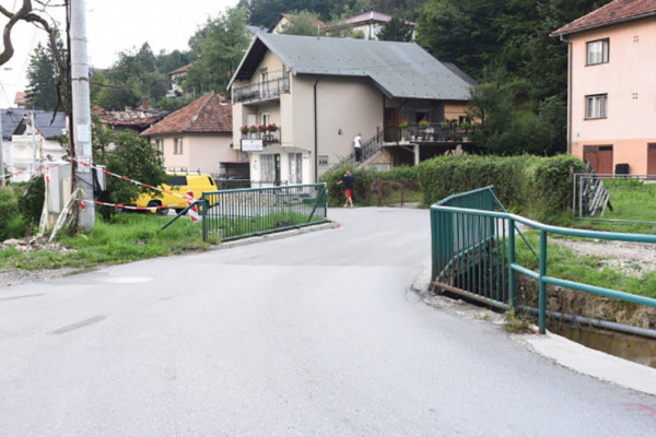 Pretukli policajca zbog prvenstva prolaza na mostiću