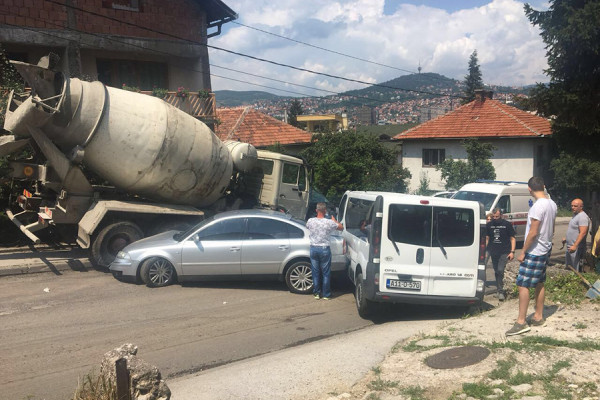 Pokrenuo se kamion i udario u nekoliko vozila, povrijeđena i pjevačica