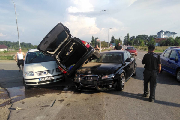 Sudar tri automobila kod Gradiške