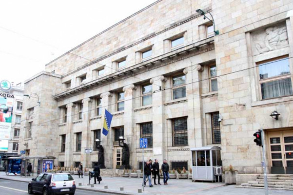 Stranci nas kreditiraju našim parama
