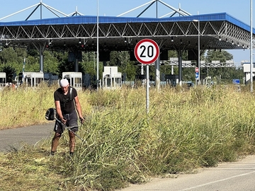 Otac i kćerka iz Janje pokosili travu oko graničnog prelaza Rača (FOTO)