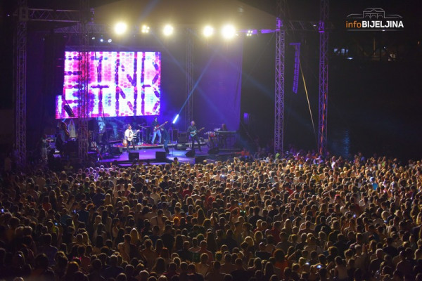 Na koncertu Zdravka Čolića u Zvorniku preko 20.000 posjetilaca /FOTO/