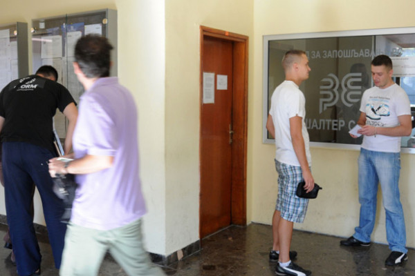 Svaki treći na birou bez dana radnog staža