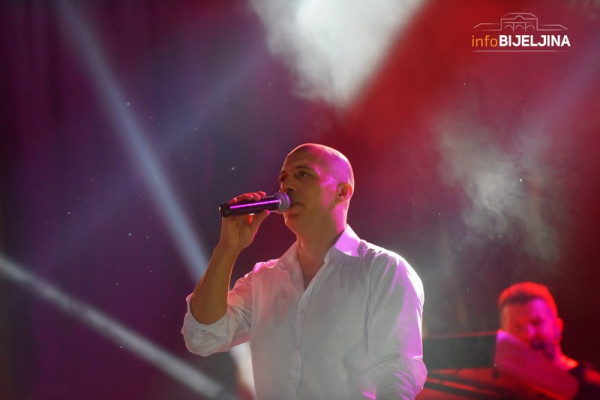 Topalko održao koncert na Trgu u Bijeljini
