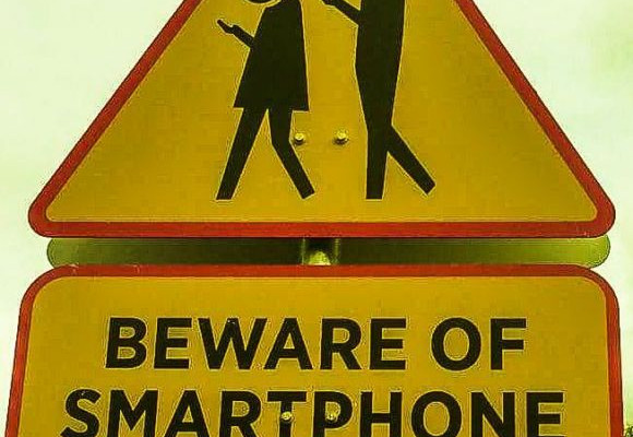 Ozbiljan problem: Saobraćajni znakovi za smartphone zombije
