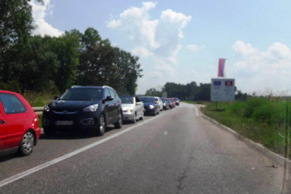 Velike gužve na Rači, do sat vremena se čeka za prelazak granice