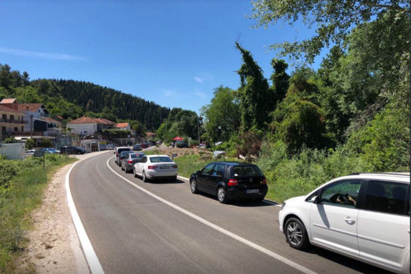 Velike gužve na granicama, čekanja do sat i po