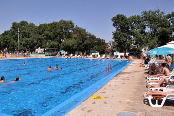 Spasioci bazena Banje Dvorovi spasili mladića od utapanja