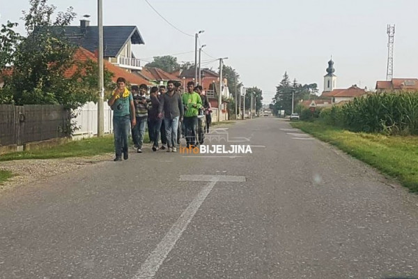 Mektiću migranti ljuljaju stolicu