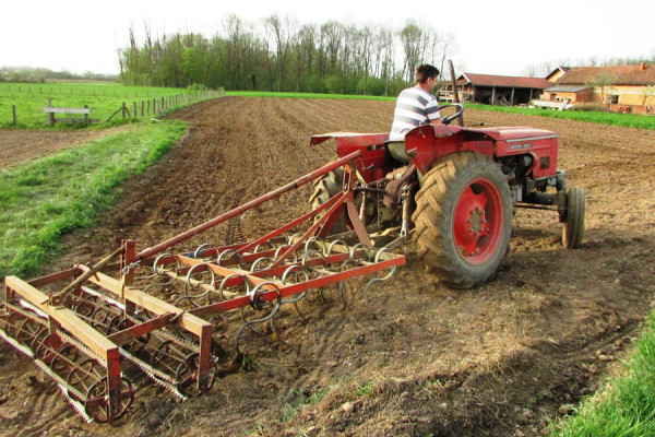 Farmeri u Srpskoj voze traktore duplo starije od sebe