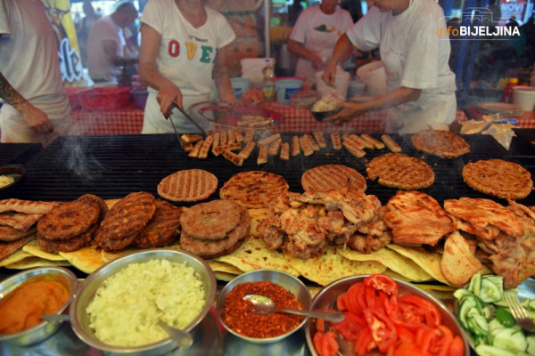 InfoBijeljina na leskovačkoj Roštiljijadi: Miris pljeskavice privukao cijeli region /VIDEO/