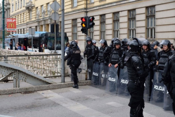 Na protestima u Sarajevu uhapšena tri veterana, sedam policajaca povrijeđeno