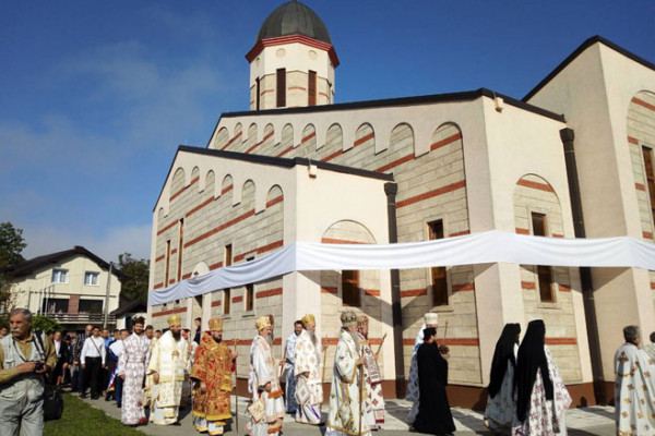 Patrijarh Irinej osveštao Hram u Bihaću