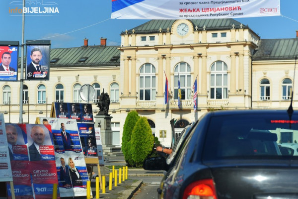 Građanima dosadila bitka za glasove: Plakati na sve strane, a fabrika i škola nigdje