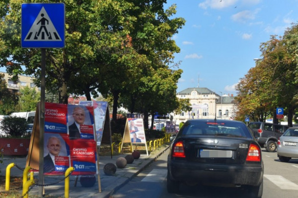 Izborni panoi na kružnim tokovima i trotoarima nelegalno postavljeni, slijedi uklanjanje