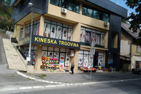 Vlasnik kineske radnje dječakovom glavom udarao o ogradu