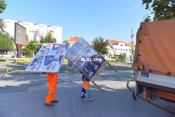 Komunalna policija počela uklanjanje izbornih panoa /FOTO/