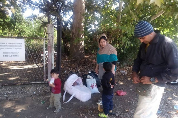 Bijeljina: Šestočlana porodica iz Avganistana, sa dvomjesečnom bebom čeka na registraciju