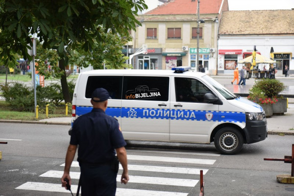 Lukač hitno naručio 15 policijskih kombija i 20 limuzina