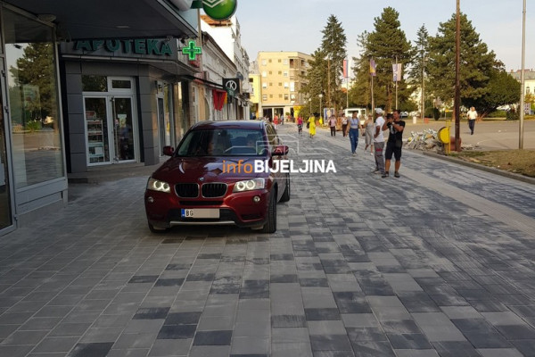 BMW-om ušla na nedovršeno šetalište i poručila: Ja sam policija /FOTO/