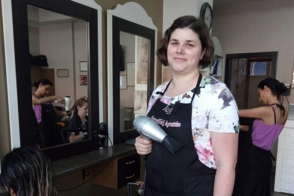 Etnomuzikolog sa frizerskim makazama: Bijeljinka Mirna Radulović Gajić ne gubi vrijeme čekajući posao u struci