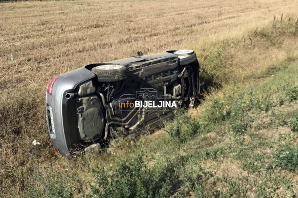 Bijeljina: Audijem sletio sa puta