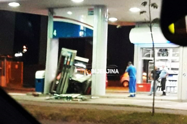 Bijeljina: Automobilom se zakucao u benzinsku pumpu