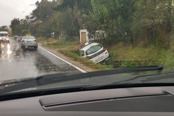 Policijski automobil završio u kanalu