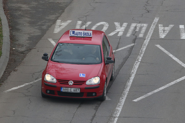 Autoškole traže višu cijenu polaganja vozačkih ispita, Ministarstvo protiv