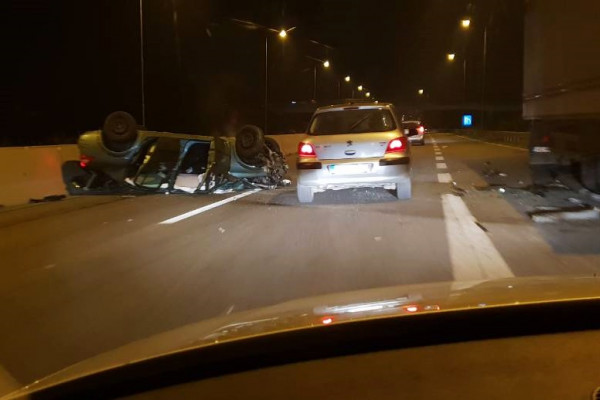 Težak udes na autoputu, auto završio na krovu