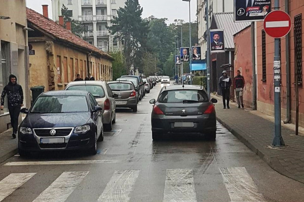 Atinska ulica 2. oktobra - Vozači voze u oba smjera /FOTO/