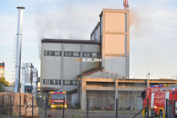 Kulja dim iz bijeljinske Toplane, vatrogasne ekipe na terenu /FOTO/