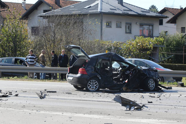 Težak sudar dva auta i kamiona u Banjaluci, više povrijeđenih