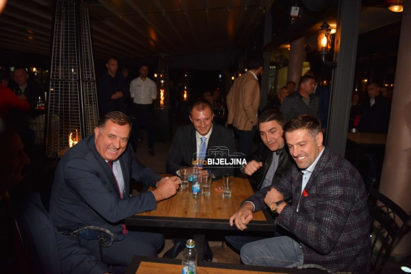 Dodik na kafi sa selektorom Krstajićem i advokatom Stevanovićem /FOTO/