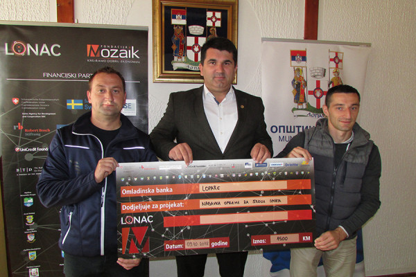 Lopare: Uručen ček od 2.300 KM za omladinsku banku