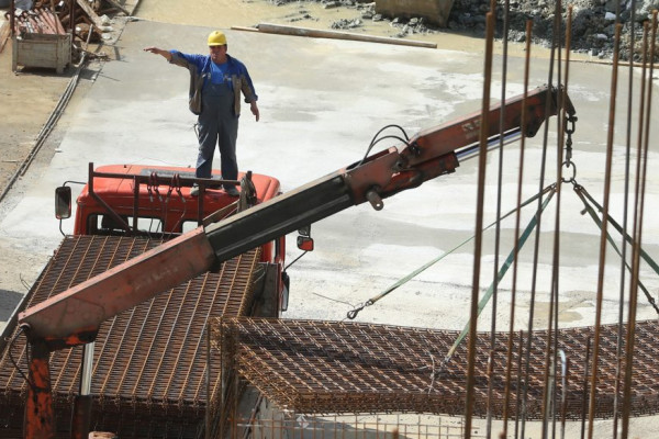 Više od 40 odsto zaposlenih u RS radi prekovremeno