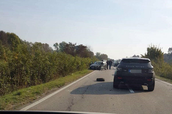 Jedna osoba teško povrijeđena u sudaru automobila i kamiona na putu Brčko-Bijeljina