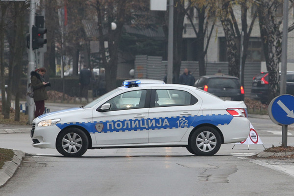 Policajci zaustavili BMW, pa od vozača dobili batina