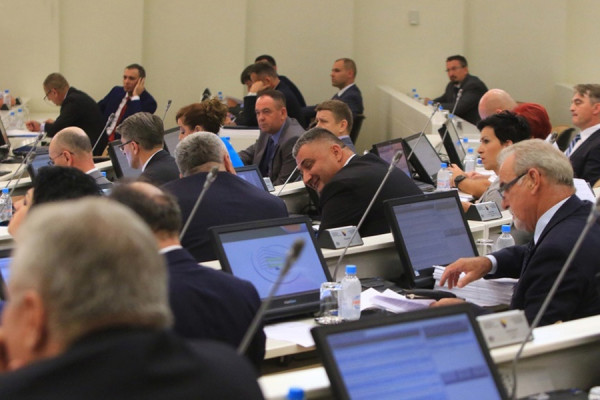 Poslanici mjesecima ne zasjedaju, a hiljade maraka im liježu na račun