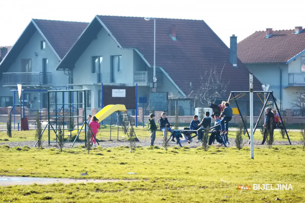 U banjalučkim naseljima nepoznate osobe mamile djecu u kombi